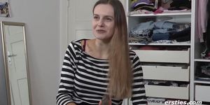 Germanistikstudentin Lauren reitet genüsslich ihren Dildo