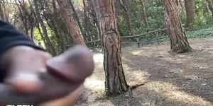 Cock Flash En El Parque Delante Una Asiatica