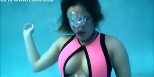 Katie Cummings – Underwater Masturbation