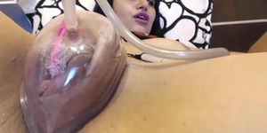 SEXY CAM GIRL SQUIRTS
