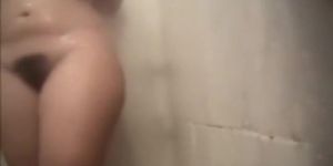 Hairy pussy peeped while she showers