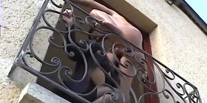 Couple gets caught having sex on balcony - Telsev