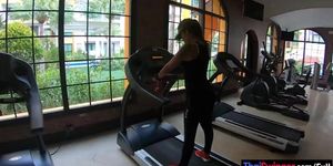 Amateurs doing a gym workout before having sex on camera