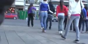 Candid voyeur video shows a huge ass in tight jeans.