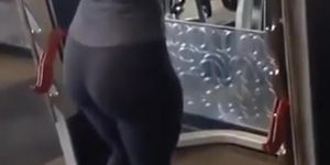 Fit girl round booty ath the gym doing some squats