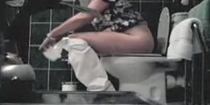 Middle aged milf peeing