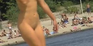 Voyeur preys on a juicy ass on the nudist beach