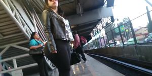 mega culo en el metro