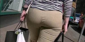 Candid Bubble Butt Milf in Tight Pants