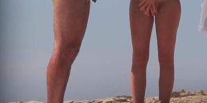 Rubia desnuda en la playa