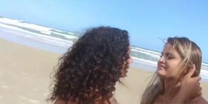 Morena e loira curtindo a praia gostoso