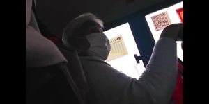SEÑORAS REACCIONAN A LA VERGA VOLADORA DE ESTE JOVEN - Tnaflix.com