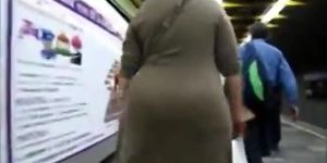 LA ABUELA CULONA EN EL METRO