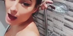 Paola Saulino shower