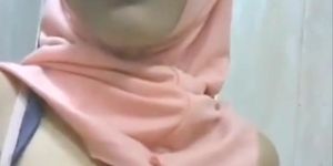 Hijaber - Remas Susu Di Toilet.