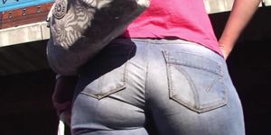 Hot MILF tight jeans vpl