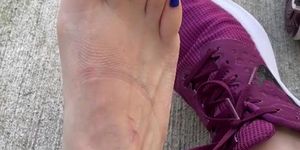 blue toes outside feet