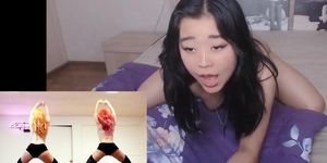 Camgirl Squirts Watching WAVEYA PMVs