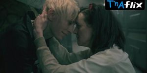 Mickey Sumner Lesbian Scene  in Snowpiercer