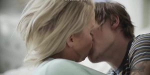 Cheering Up Mother - Alura Jenson (Blondie Anderson, Erotica , amateur )