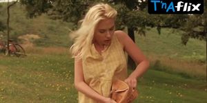 Scarlett Johansson Lesbian Scene  in Vicky Cristina Barcelona