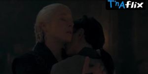 Emma D'Arcy Lesbian Scene  in House Of The Dragon (Sonoya Mizuno)