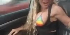 renata fan sensualizando no carro de luxo