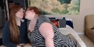 Hot Curvy Whore Cumming On Webcam
