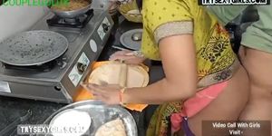 Roti Banate Samay Jor Se Dhakka Lagaya Ek Sath Do Kam Desi Bhabhi Ne