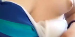 Mi ex novia me pasa un vídeo de sus hermosas tetas