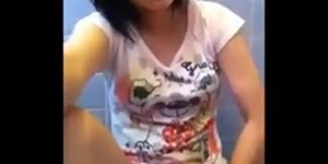 Amateur Asian Girl in Glasses Masturbating