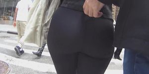 perfect round booty black leggigngs walking