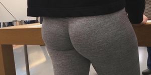 perfect blonde ass grey leggings