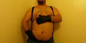 Bear jerking off wearing leathergloves and suspenders (Danish/Denmark)