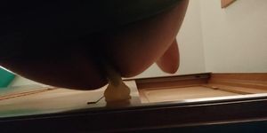 Las nalgas de esta putita pasiva exigen verga