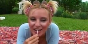 Brazilian teen sucks off her mature bf in picnic