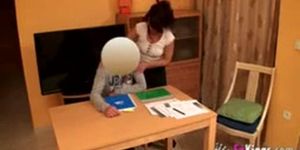 La catalana le enseña a su estudiante.