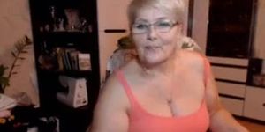 Bbw Granny shows her hot pussy on webcam (Pretty Pussy)