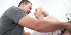 Seducing granny screwed in her hairypussy