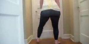 Black leggings shaking her ass