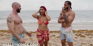 Roxie Sinner invites two dudes for the MFM threesome