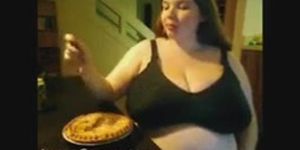 Anorei Eating Pie While 9 Months Pregnant