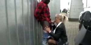 geile Frau wird im Urlaub von einem schwarzen Mann gefickt