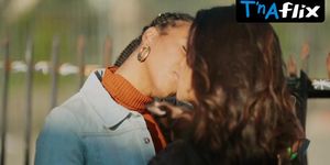 Rocsi Diaz Lesbian Scene  in Dutch Ii: Angel'S Revenge