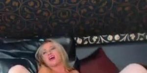 Sexy Big Boob Amateur MILF Fucks Her Pussy on Web Cam