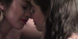 twins lesbian kiss