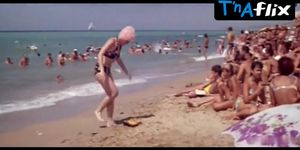 Irina Ponarovskaya Bikini Scene  in Menya Eto Ne Kasaetsya