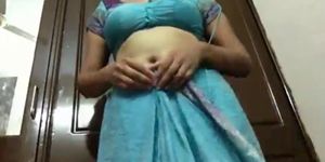 Smart Northindian Aunty open her Blouse and Show her Boobs