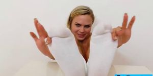Stirring feetjob by a blonde - video 2