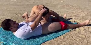 Se lo encontró en la playa tomando sol desnudó y se lo cogio con furia - Seba Terry